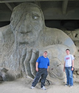 Der Troll ist unter einer Brücke in Seattle und hält einen VW Käfer in der Hand.