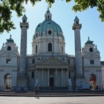 Frontaler Blick auf die Karlskirche