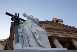 Statue außen vor der Karlskirche in Wien
